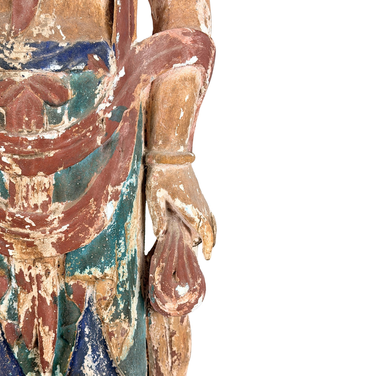 Detail der linken Hand und des Attributs