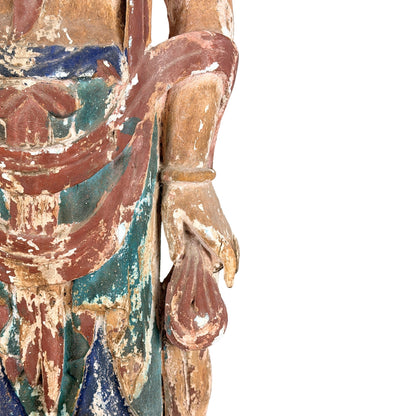 Detail der linken Hand und des Attributs