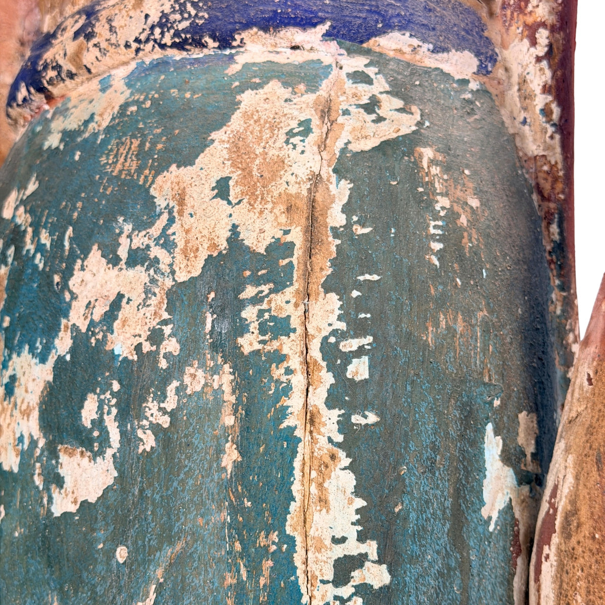Detail der grünen Polychromie und Abnutzung am Rücken