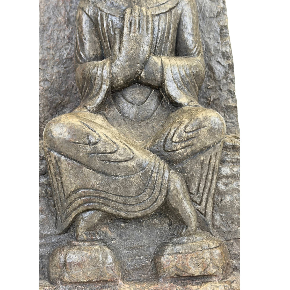 Detail van de gekruiste voeten van Guanyin rustend op twee afzonderlijke lotussteunen