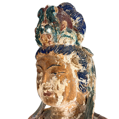 Vollständige linke Ansicht der monumentalen antiken Guanyin