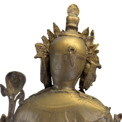 Detail der Rückseite des Kopfes und der Krone einer antiken Grünen Tara aus Nepal.