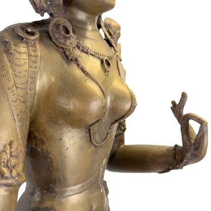 Detail des Oberkörpers mit Schmuck und Feuervergoldung einer antiken Grünen Tara aus Nepal.