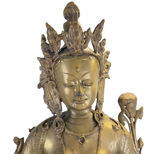 Detail des Gesichts einer antiken Grünen Tara aus Nepal, wahrscheinlich aus dem 18. Jahrhundert, mit Krone und Resten der Feuervergoldung.