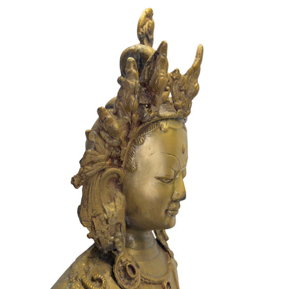 Profil der reich verzierten Krone einer antiken Grünen Tara aus Nepal.