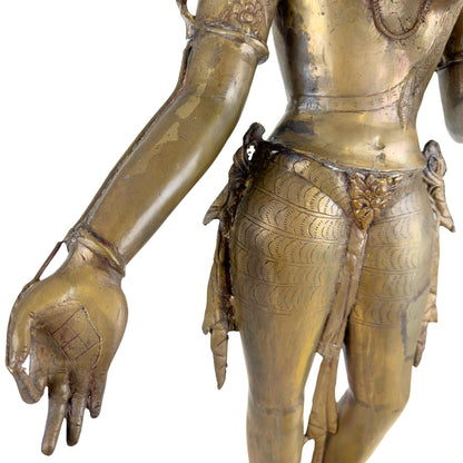 Detail der linken Hand mit graviertem Vajra‑Symbol einer antiken Grünen Tara aus Nepal.
