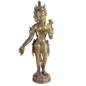 Monumentale antike Grüne Tara aus feuervergoldeter Bronze – Nepal, vermutlich spätes 18. oder 19. Jahrhundert (100 cm)