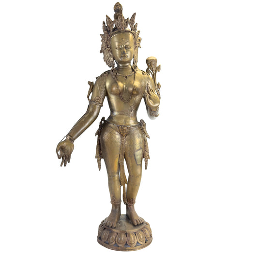 Antiker grüner Tara aus Nepal, vermutlich 18. Jahrhundert, mit Resten von Feuervergoldung und Lotusstängel, Vorderansicht.