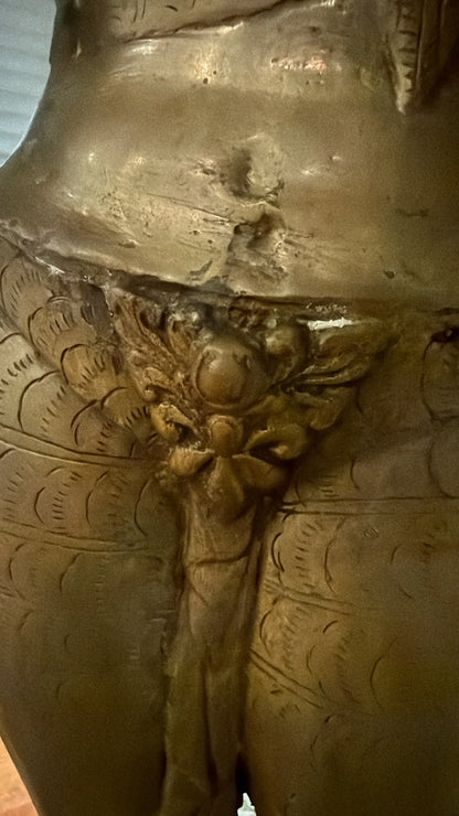 Detail des handgeprägten Prägezeichens und der Handgravuren auf der Hand einer antiken Grünen Tara aus Nepal.