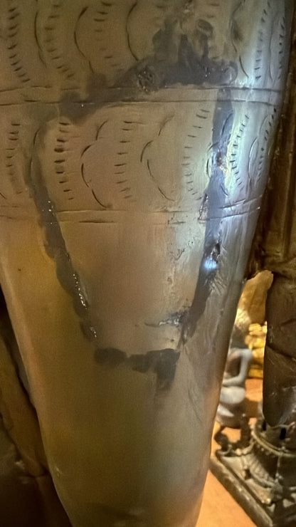 Detail einer historischen Reparatur am Bein einer antiken Grünen Tara aus Nepal, mit natürlicher Patina und Spuren von langfristiger Verwitterung.