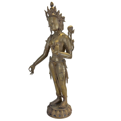 Detail der rechten Hand mit graviertem Vajra‑Symbol und Lotusblüte einer antiken feuervergoldeten Grünen Tara aus Nepal.