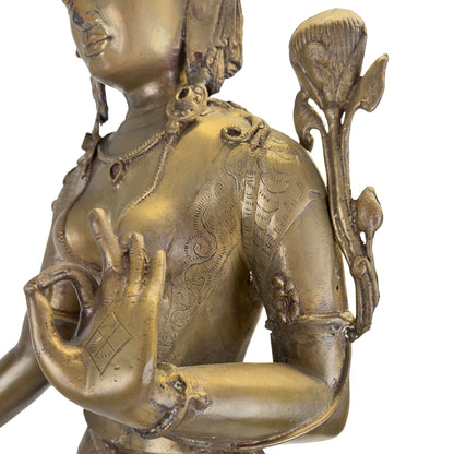 Detail des Oberkörpers, die Vajra‑Markierung in der Hand und der Lotusstiel einer antiken Grünen Tara aus Nepal.