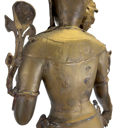 Antike grüne Tara aus Nepal in feuervergoldeter Bronze, 18. Jahrhundert, schräger Hinteransicht auf doppelter Lotusbasis.