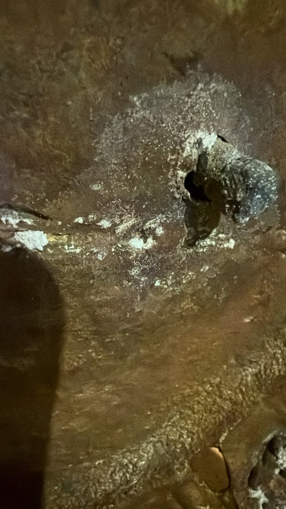 Detail der alten weißen mineralischen Salzablagerung auf einer antiken grünen Tara aus Nepal, entstanden durch natürliche Alterung und langanhaltende Oxidation.