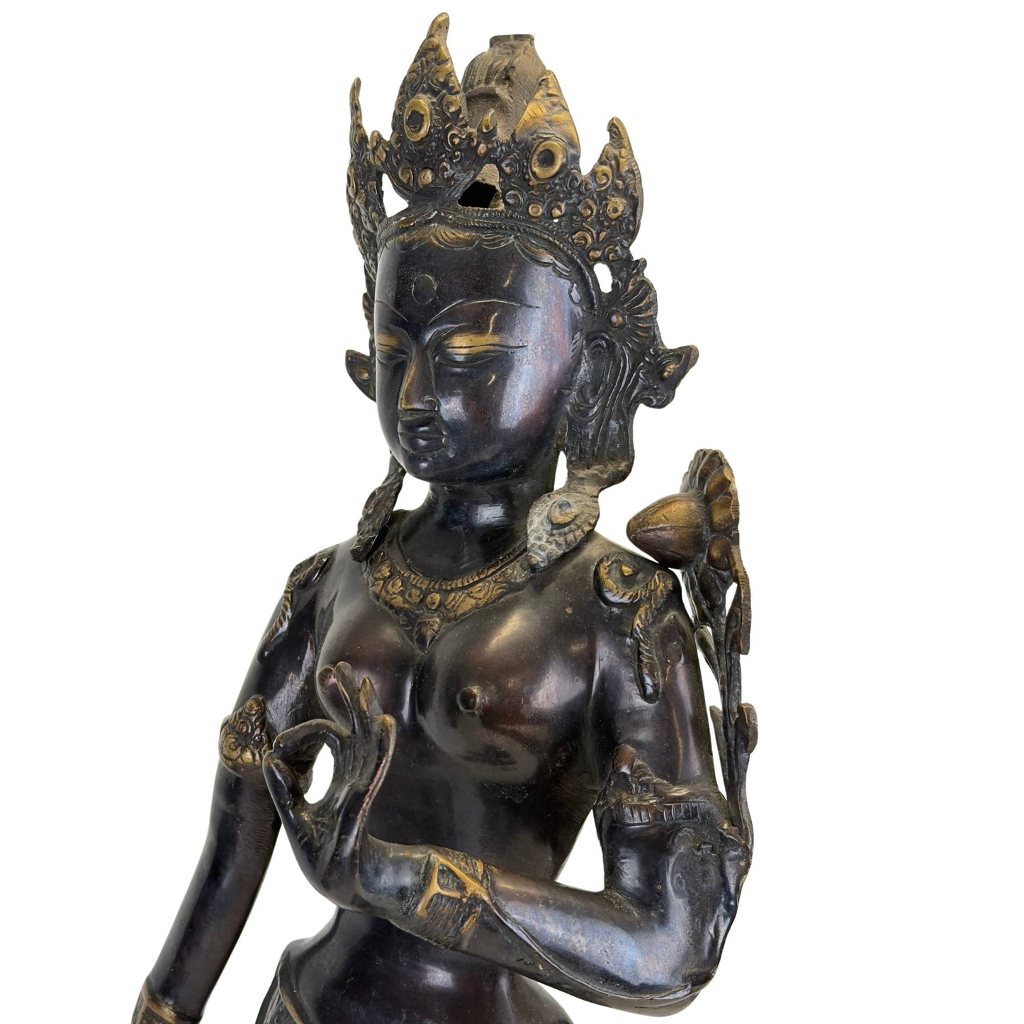 Nahaufnahme des Gesichts und der Büste einer antiken grünen Tara aus Bronze aus dem Kathmandu-Tal in Nepal, mit originaler Feuervergoldung, schwarzer Newar-Patina und reich verzierter Krone.