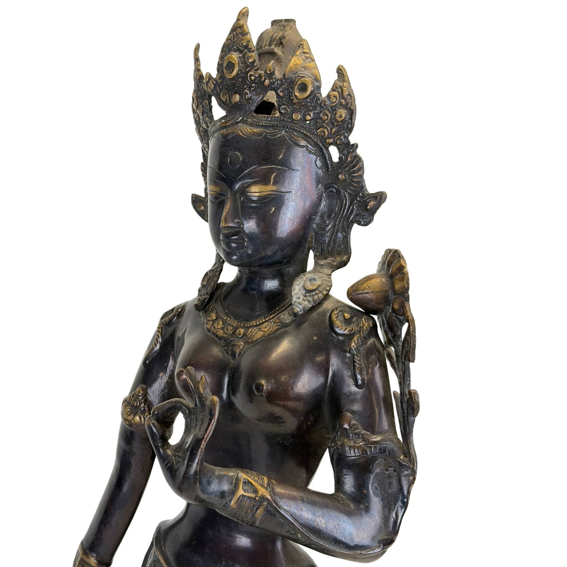 Nahaufnahme des Gesichts und der Büste einer antiken grünen Tara aus Bronze aus dem Kathmandu-Tal in Nepal, mit originaler Feuervergoldung, schwarzer Newar-Patina und reich verzierter Krone.