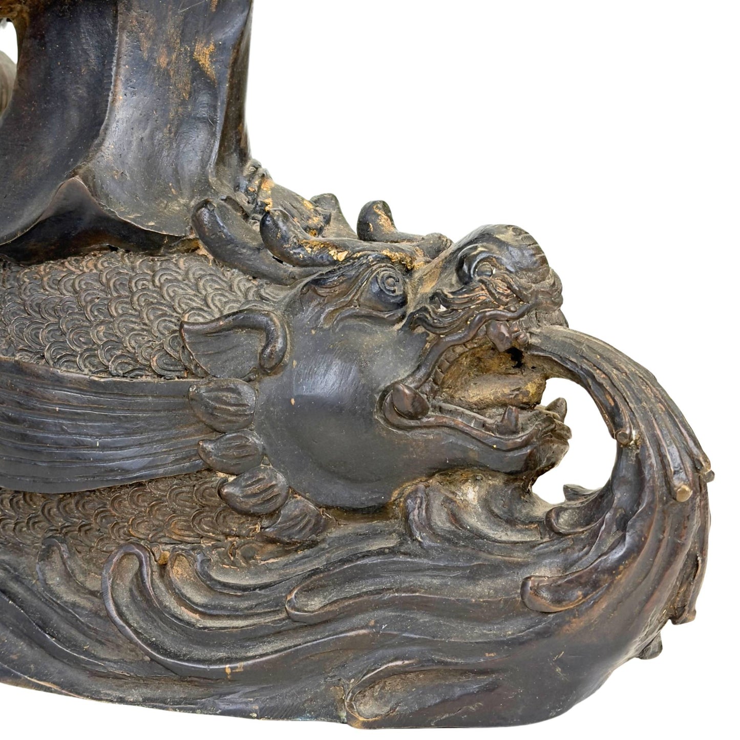 Antike Guanyin-Figur auf einem Drachenfisch-Wassersockel, gefertigt aus Bronze mit dunkler Patina und Resten von Vergoldung.