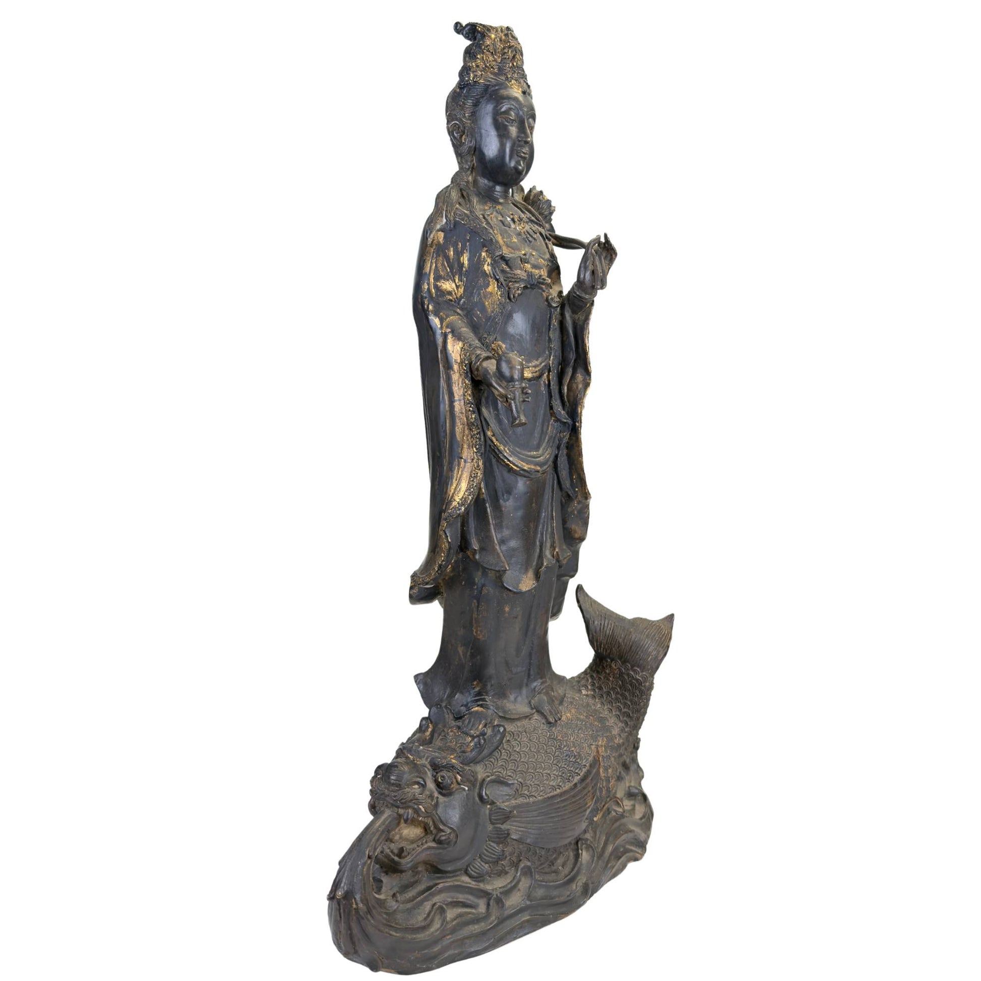 Antike Guanyin-Figur aus Drachenfischwasser, gefertigt aus lackiertem Holz mit Resten alter Vergoldung.