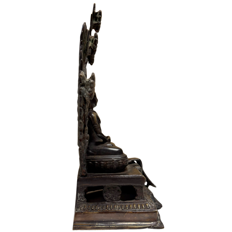 Antiker, feuervergoldeter Buddha aus der Himalaya-Tradition mit Heiligenschein