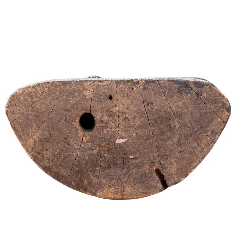 Antike Holzmaserung und Jahresringe auf der Unterseite des Buddha.