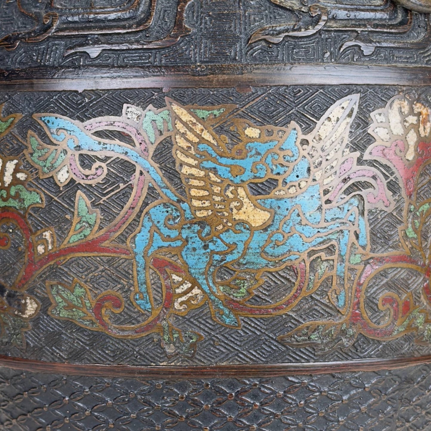 Antike japanische Champlevé-Vase im Meiji-Stil mit dunkelbronzenen Ringgriffen und reich verziertem Emailleband.