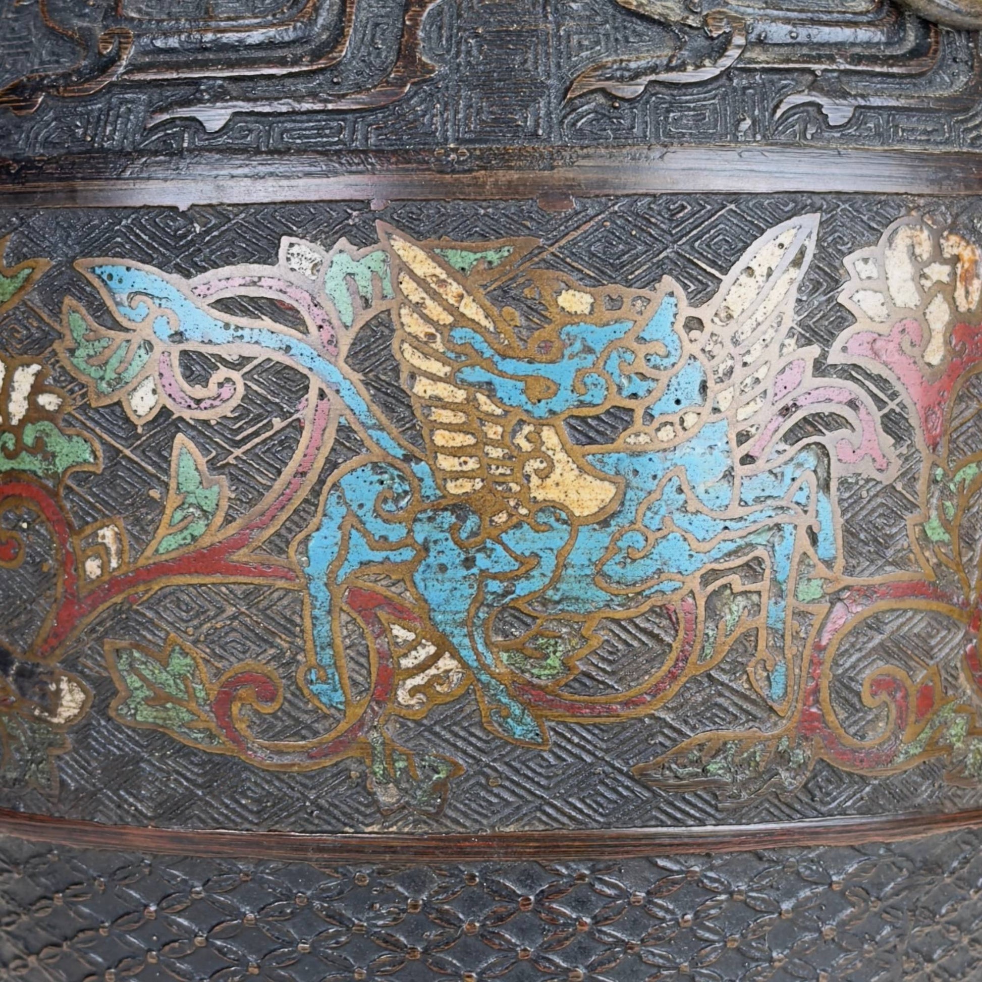 Antike japanische Champlevé-Vase im Meiji-Stil mit dunkelbronzenen Ringgriffen und reich verziertem Emailleband.