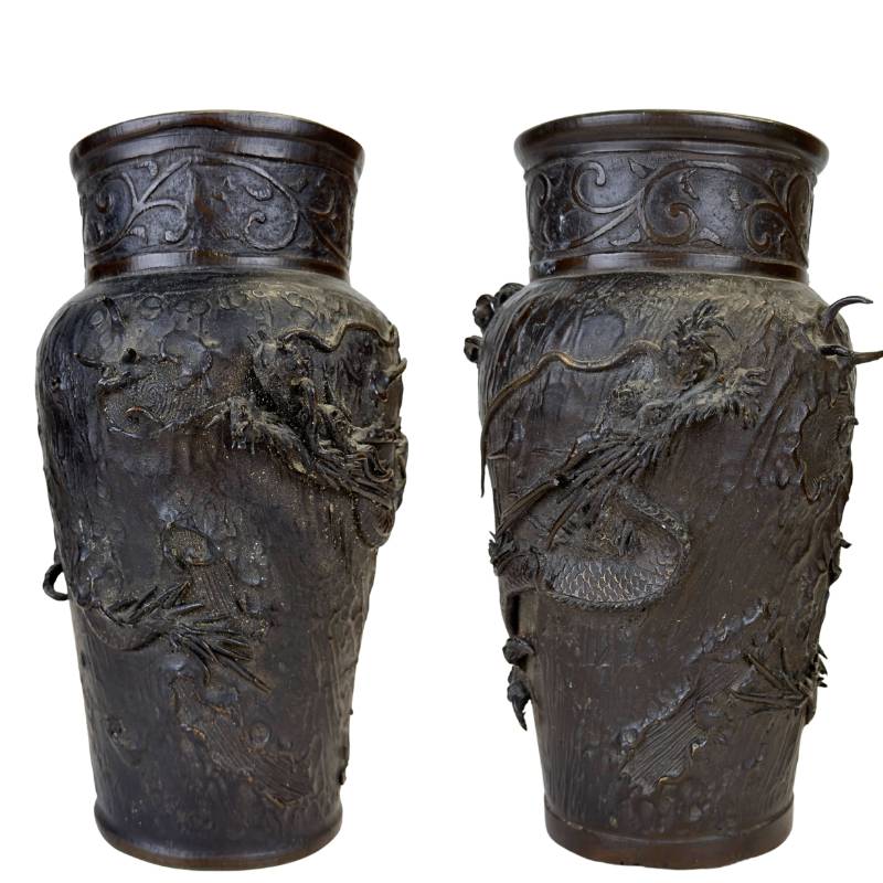 Ein Paar antiker japanischer Meiji-Vasen aus schwerer Sawari-Bronze mit Drachenmotiv.