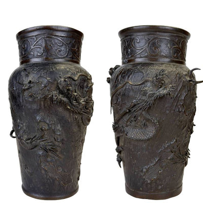 Ein Paar antike japanische Meiji‑Vasen aus schwerem Sawari‑Bronze mit Drachmotiv.