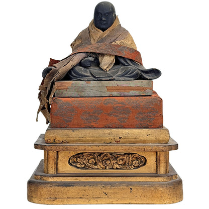 Antiker japanischer Nichiren Daishonin der Meiji-Zeit, vollständige Vorderansicht auf vergoldetem Altarsockel