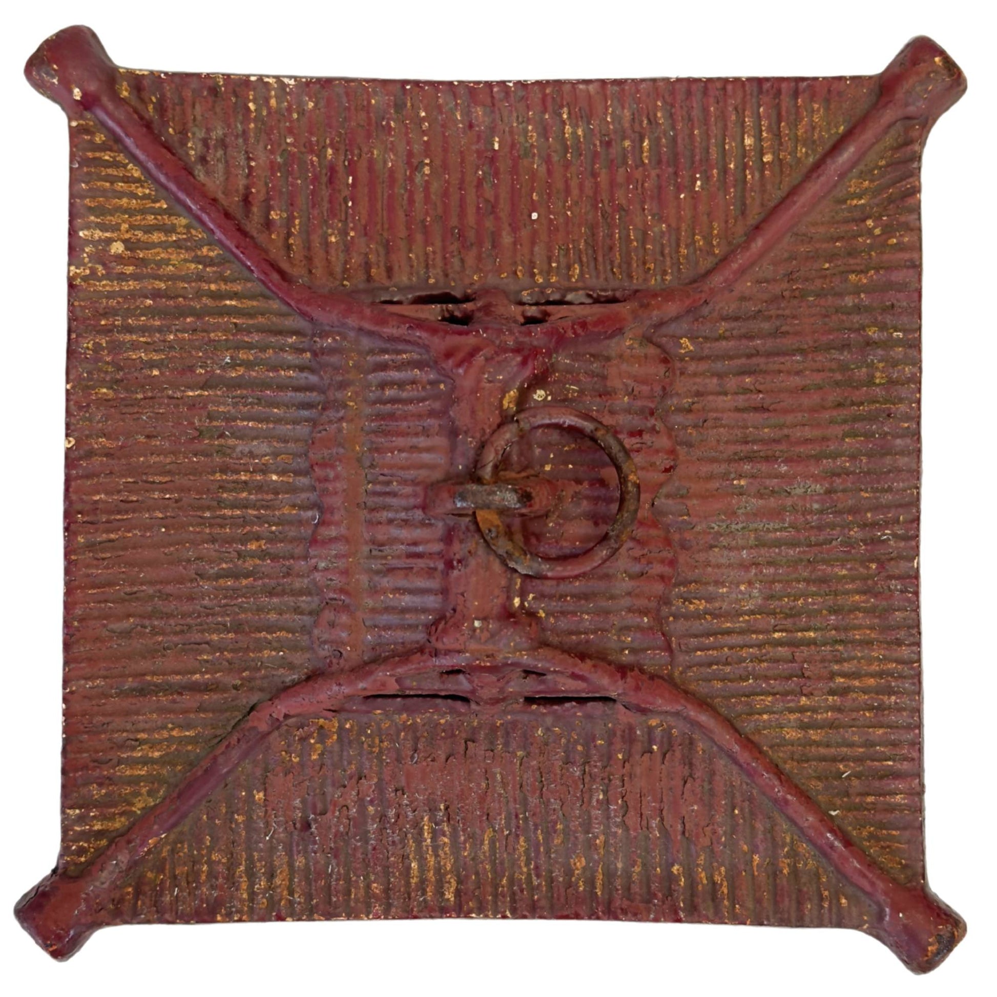 Detail des Daches und der ursprünglichen Aufhängeöse einer japanischen Tempellaterne aus Gusseisen.