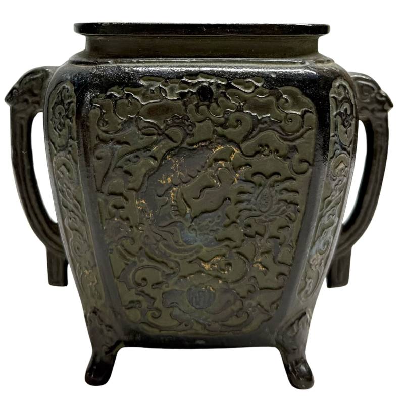 Vorderansicht des rechteckigen japanischen Bronzebrenners ohne Deckel, die das Innere der Öffnung und die Drachenköpfe zeigt.