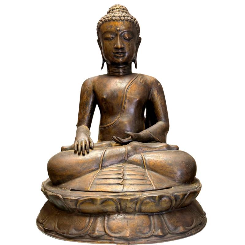 Monumentale antike javanische Bronzestatue des Buddha in Bhumisparsha Mudra.