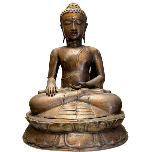 Monumentale antike javanische Bronzestatue des Buddha in Bhumisparsha Mudra.