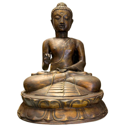 Monumentale antike javanische Bronzestatue des Buddha in Vitarka Mudra.