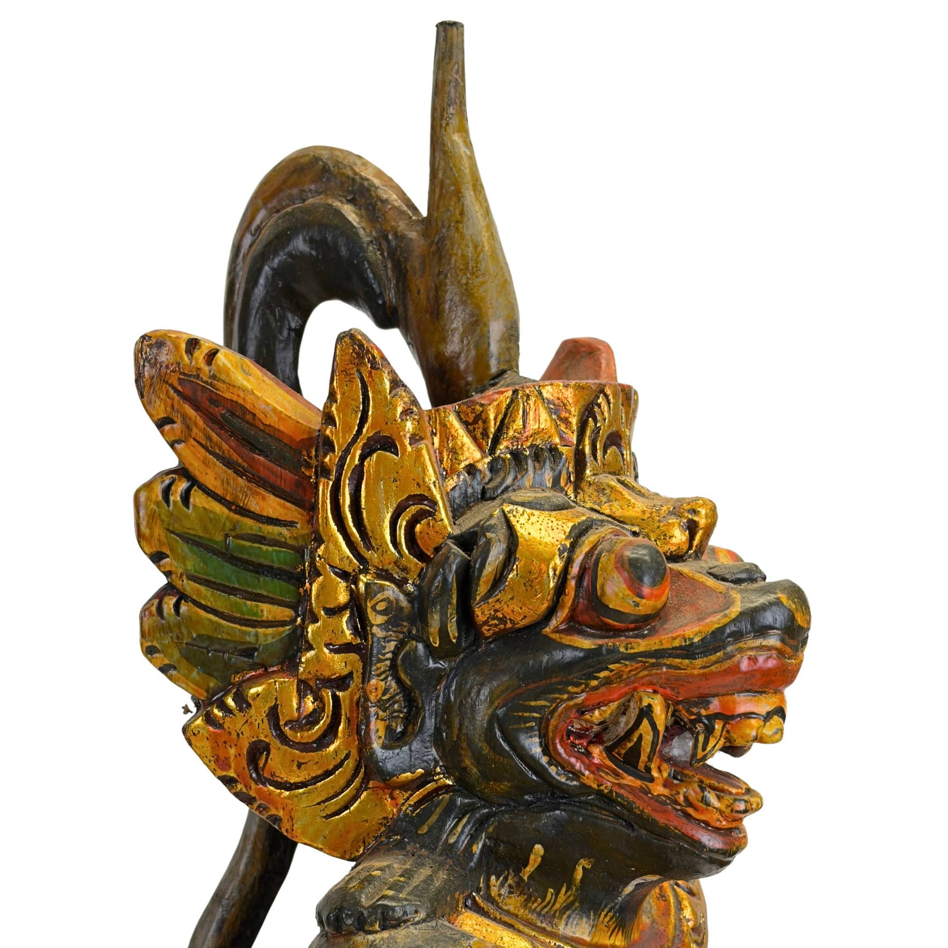 Antieke houten kerishouder uit Indonesië met polychrome decoratie