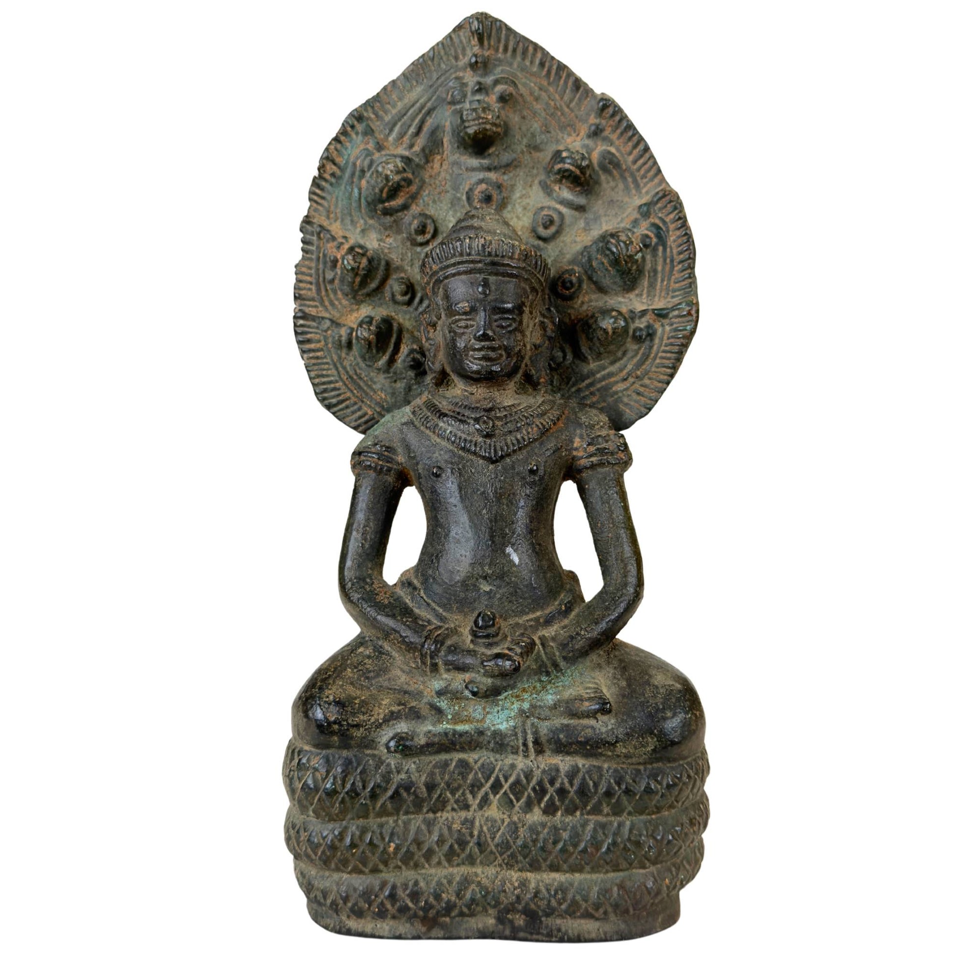 Antike Buddha-Statue aus Bronze im Khmer-Stil unter der Naga-Kapuze.