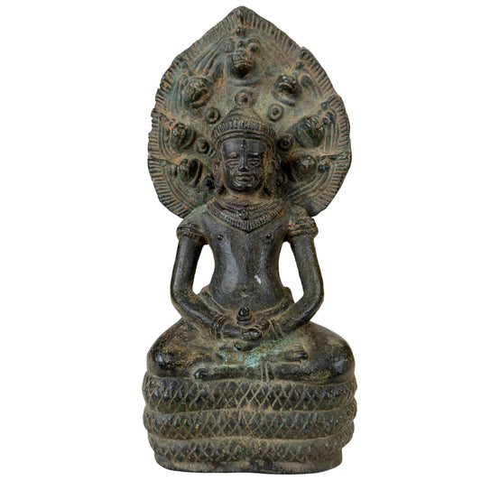 Antike Buddha-Statue aus Bronze im Khmer-Stil unter der Naga-Kapuze.