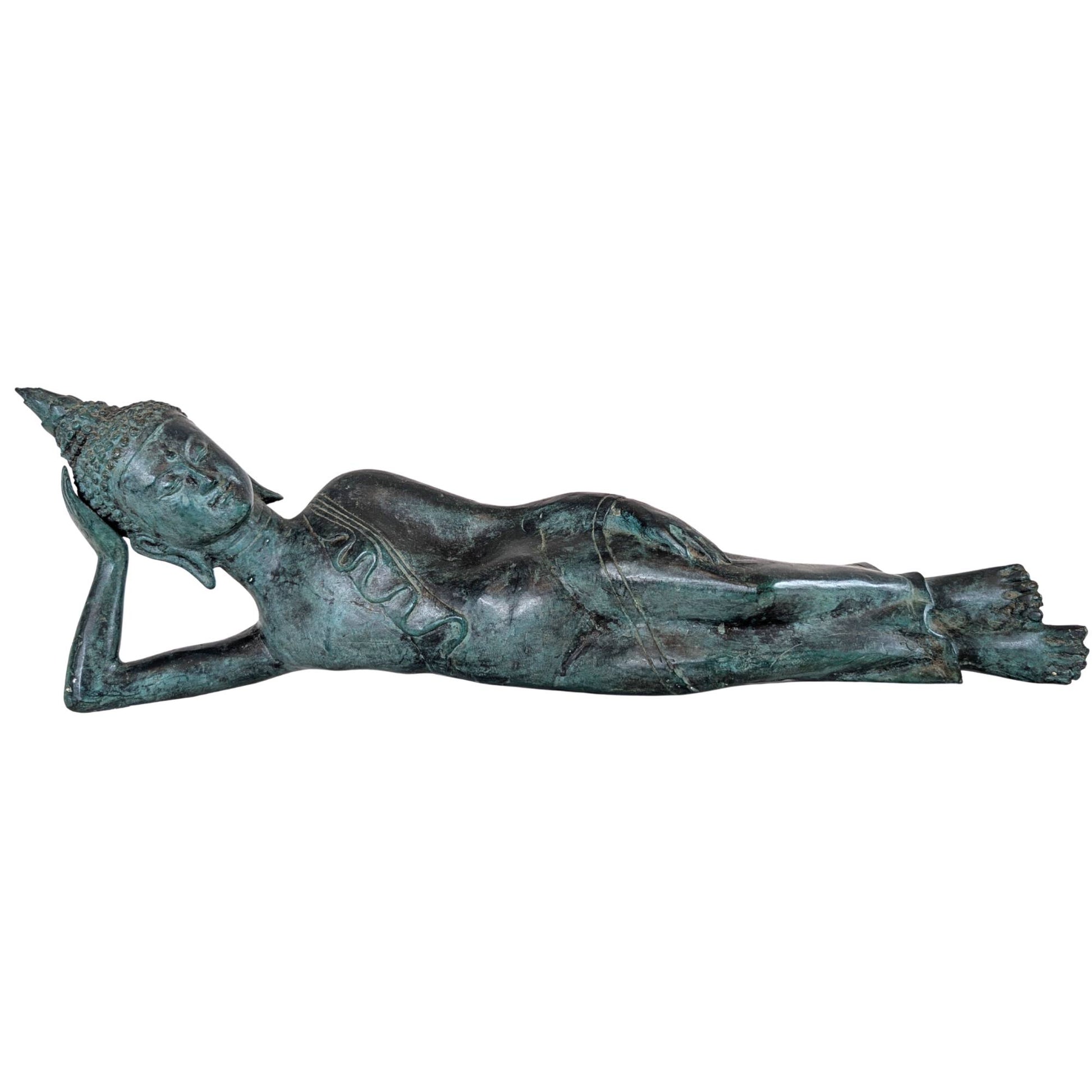 Antiker liegender Buddha aus Thailand in Parinirvana-Pose, aus Bronze mit natürlicher Patina.