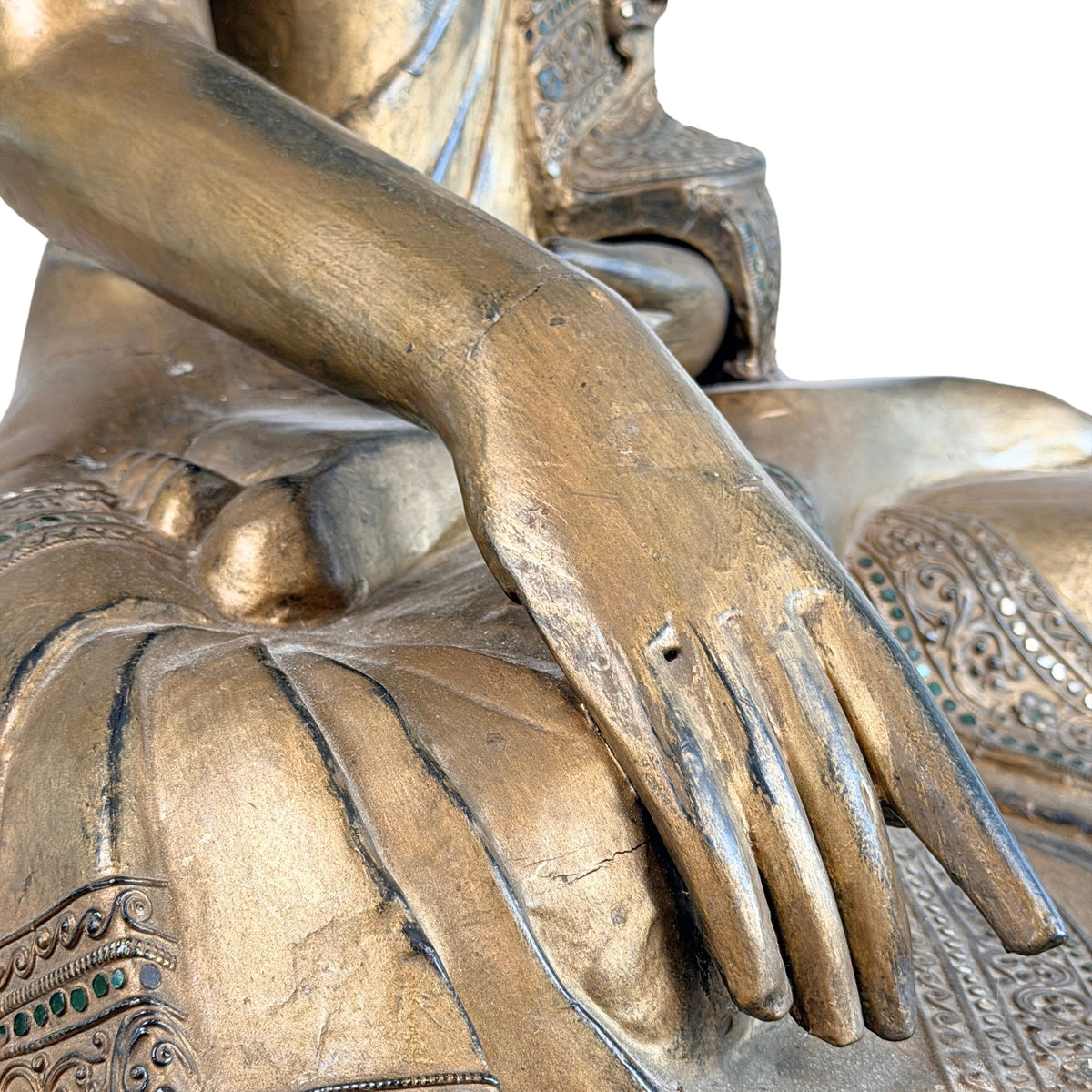 Detail der linken Hand im Schoß