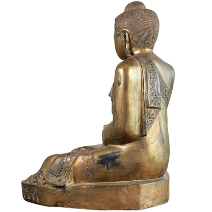 Monumentaler antiker Mandalay-Buddha in linker Dreiviertelansicht