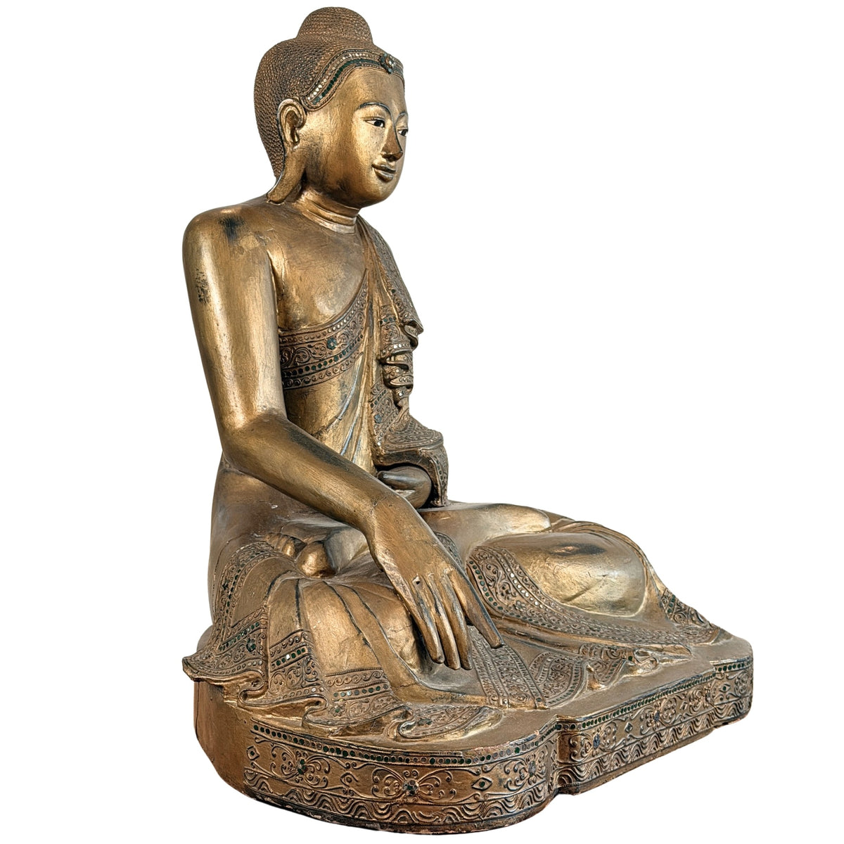 Antiker Mandalay-Buddha in rechter Dreiviertelansicht