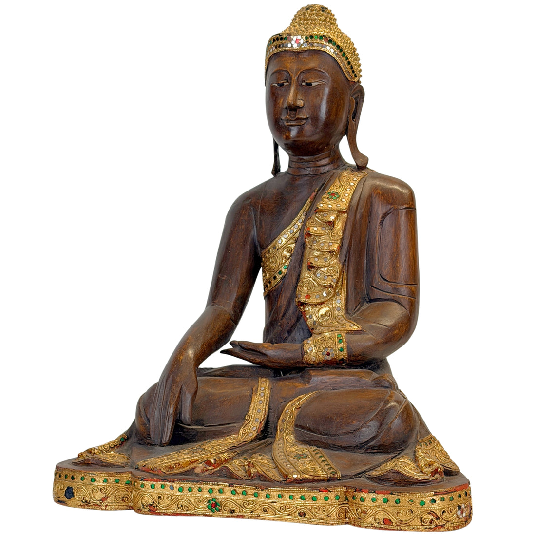 Dreiviertelansicht von vorne eines antiken birmanischen Mandalay-Buddhas mit vergoldetem Glasmosaikdekor.