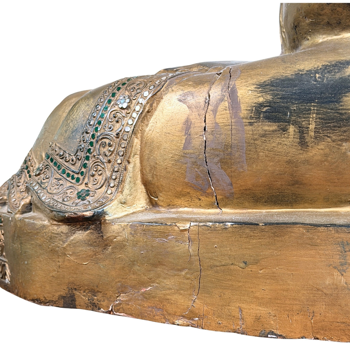 Nahaufnahme des vergoldeten Gewands mit grünen und spiegelnden Glaseinlagen