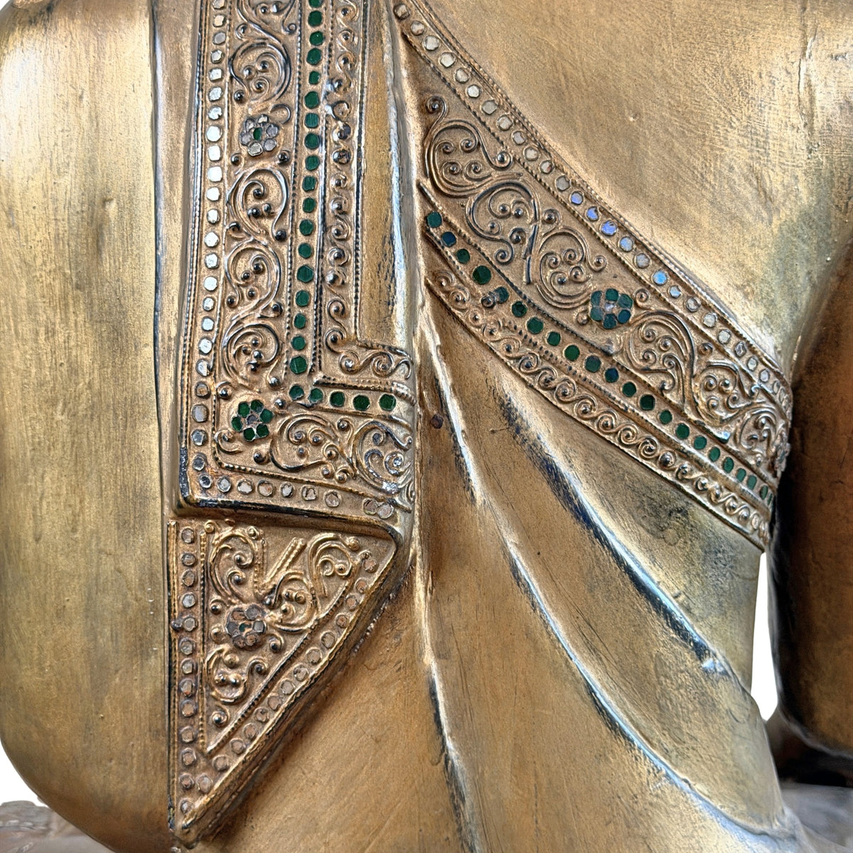 Detail des vergoldeten Gewands und der Glaseinlage am Rücken