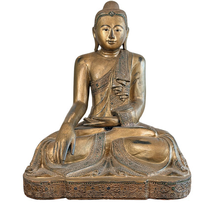Monumentaler antiker Mandalay-Buddha aus vergoldetem Holz mit Glasmosaik, Frontalansicht