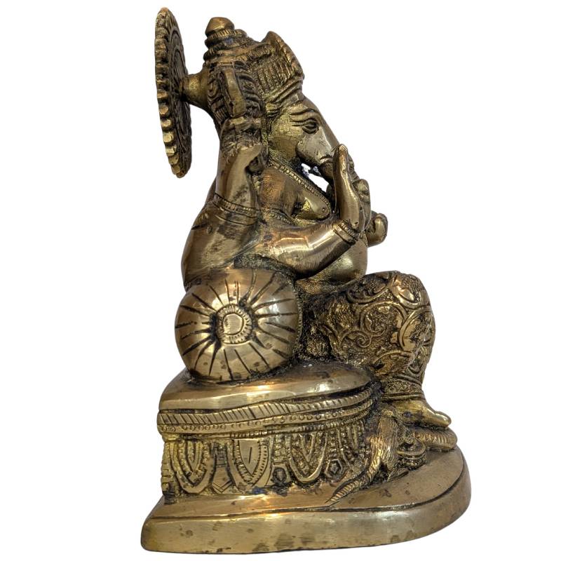 Ganesha auf reich verziertem Thron mit nachgearbeiteten Schmuck- und Gewanddetails