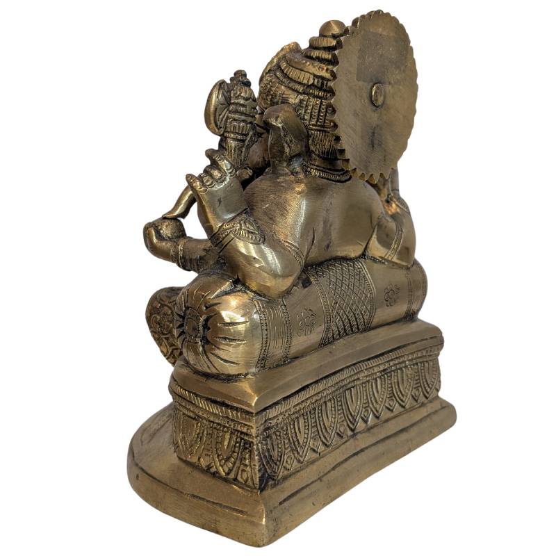 Vierarmiger Ganesha des 19. Jahrhunderts mit traditionellen Attributen, Nepal