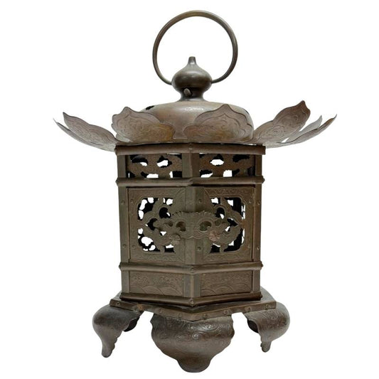 Antike orientalische Tempellaterne aus Bronze mit durchbrochenen Paneelen, lotusförmiger Krone und alter, dunkler Patina