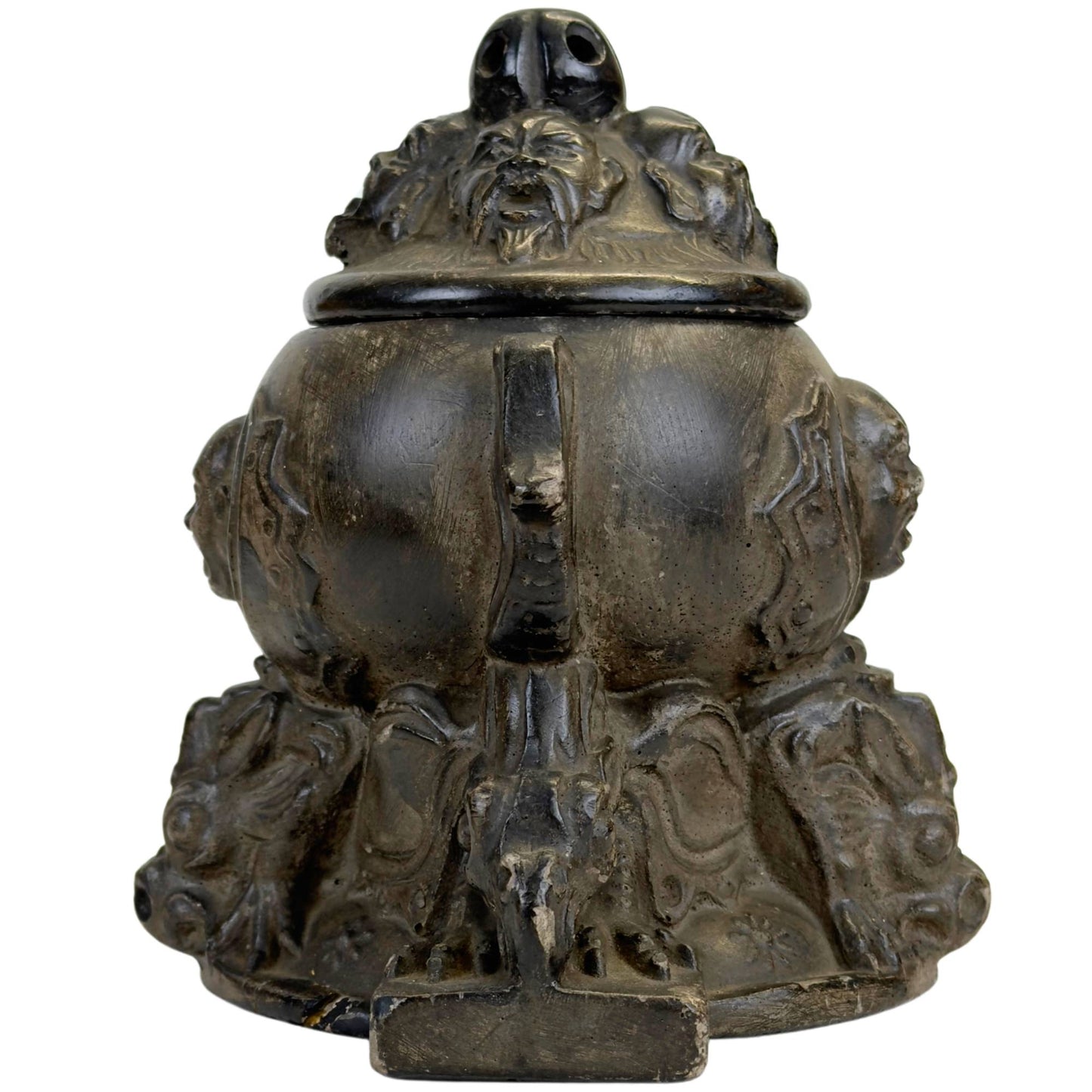 Antiker Topf mit mythologischen Masken und charakteristischer Patina