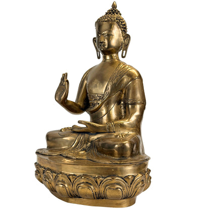 Antiker bronzener Shakyamuni Buddha schräg von links gesehen.
